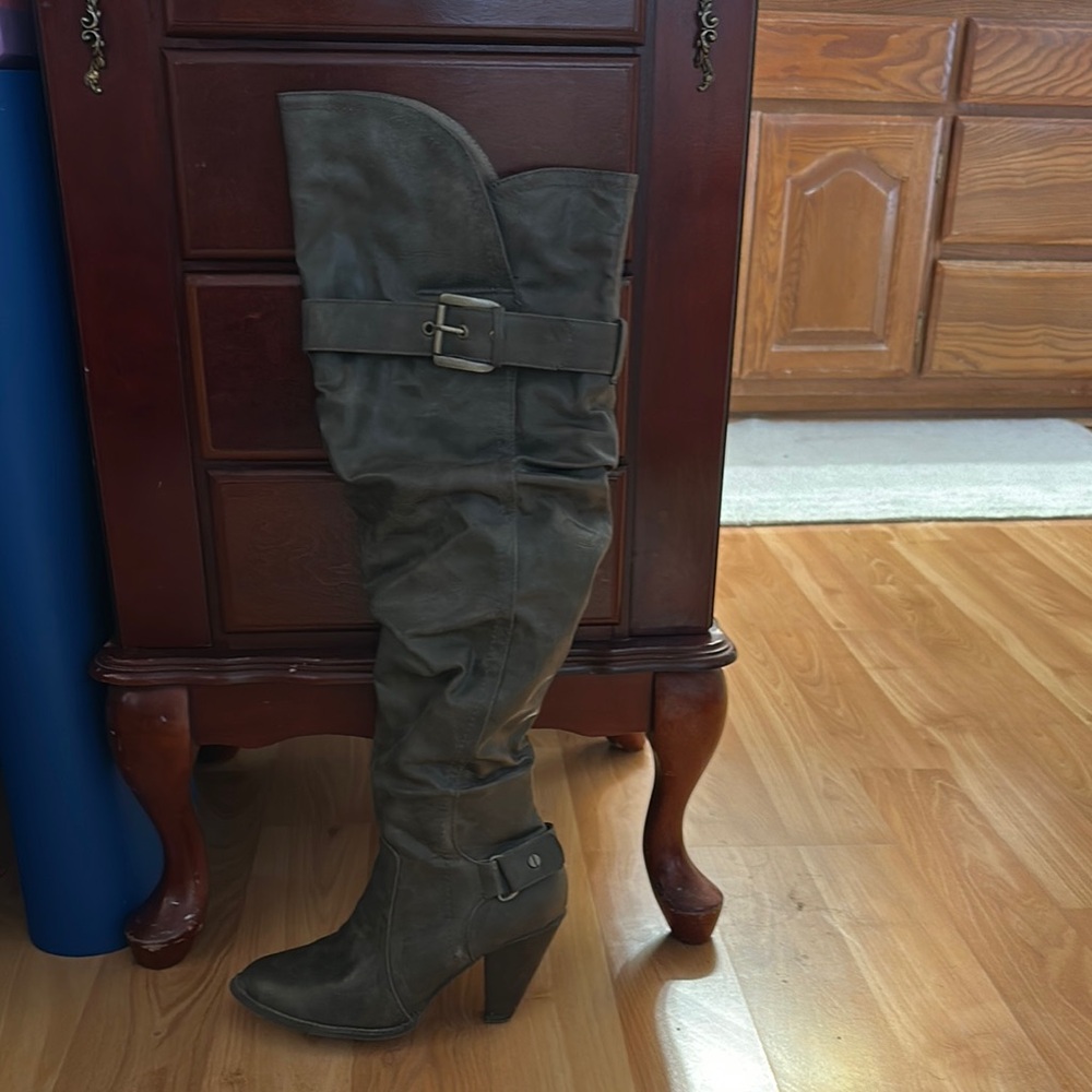 Women's Knee-High Boots in Olive Green
